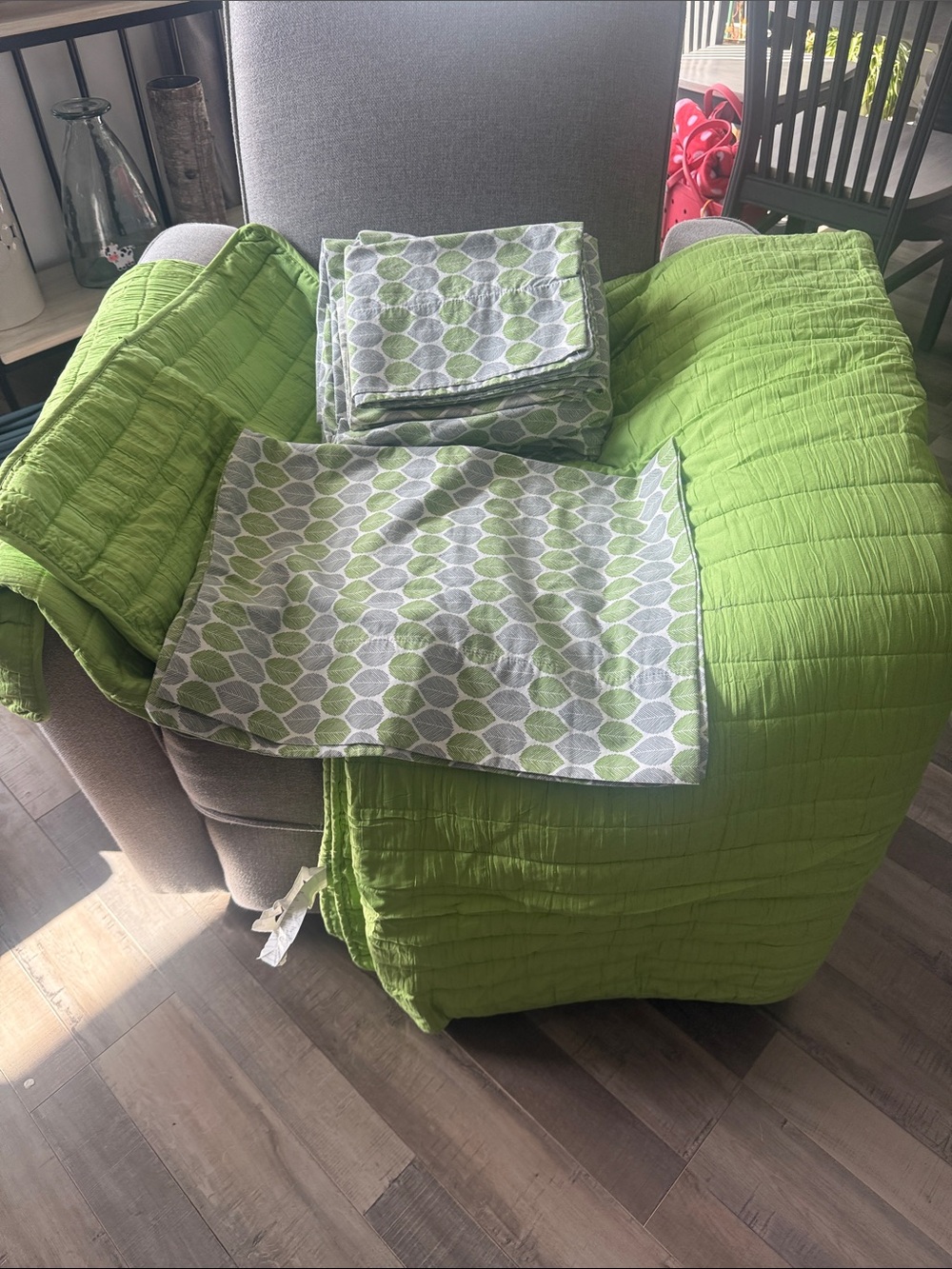 Lush Green Quilt with 2 Shams + Leaf-Patterned Sheet Set